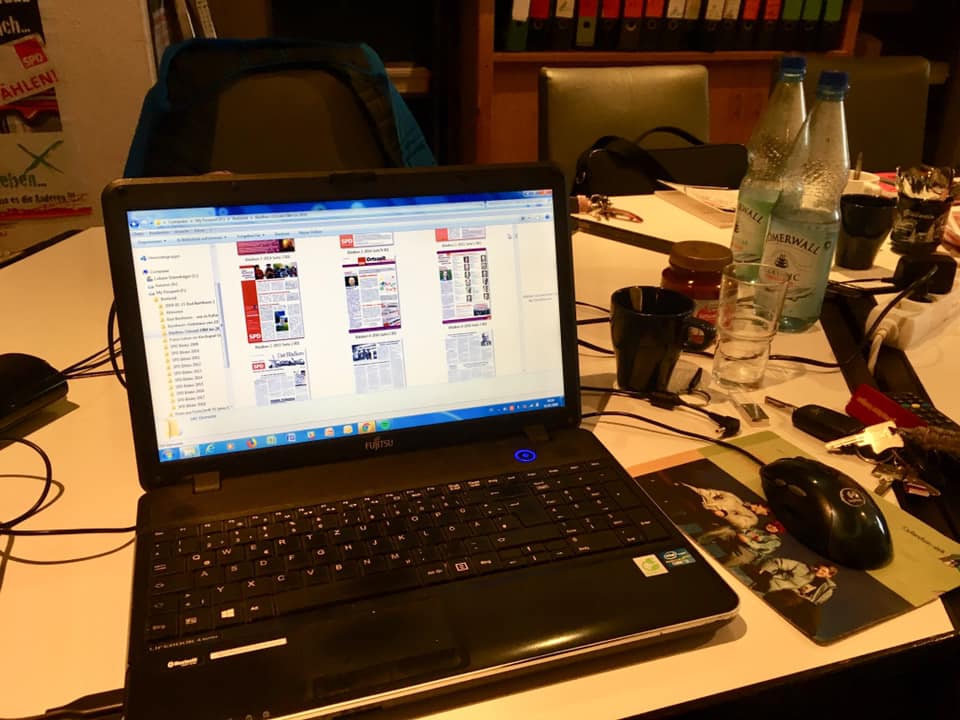 Laptop mit Bildern der Ortsvereinszeitung der SPD Bad Bentheim
